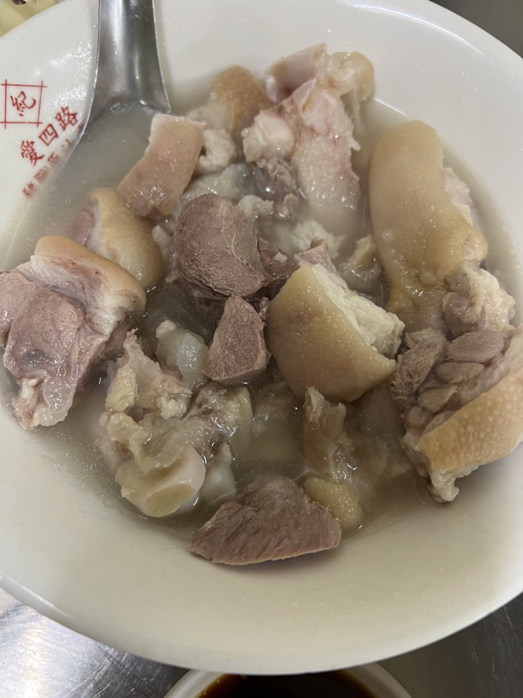 腿庫豬腳的混合湯,搭配台式蒜頭辣椒沾醬,口味極佳!圖/黃冠華提供
