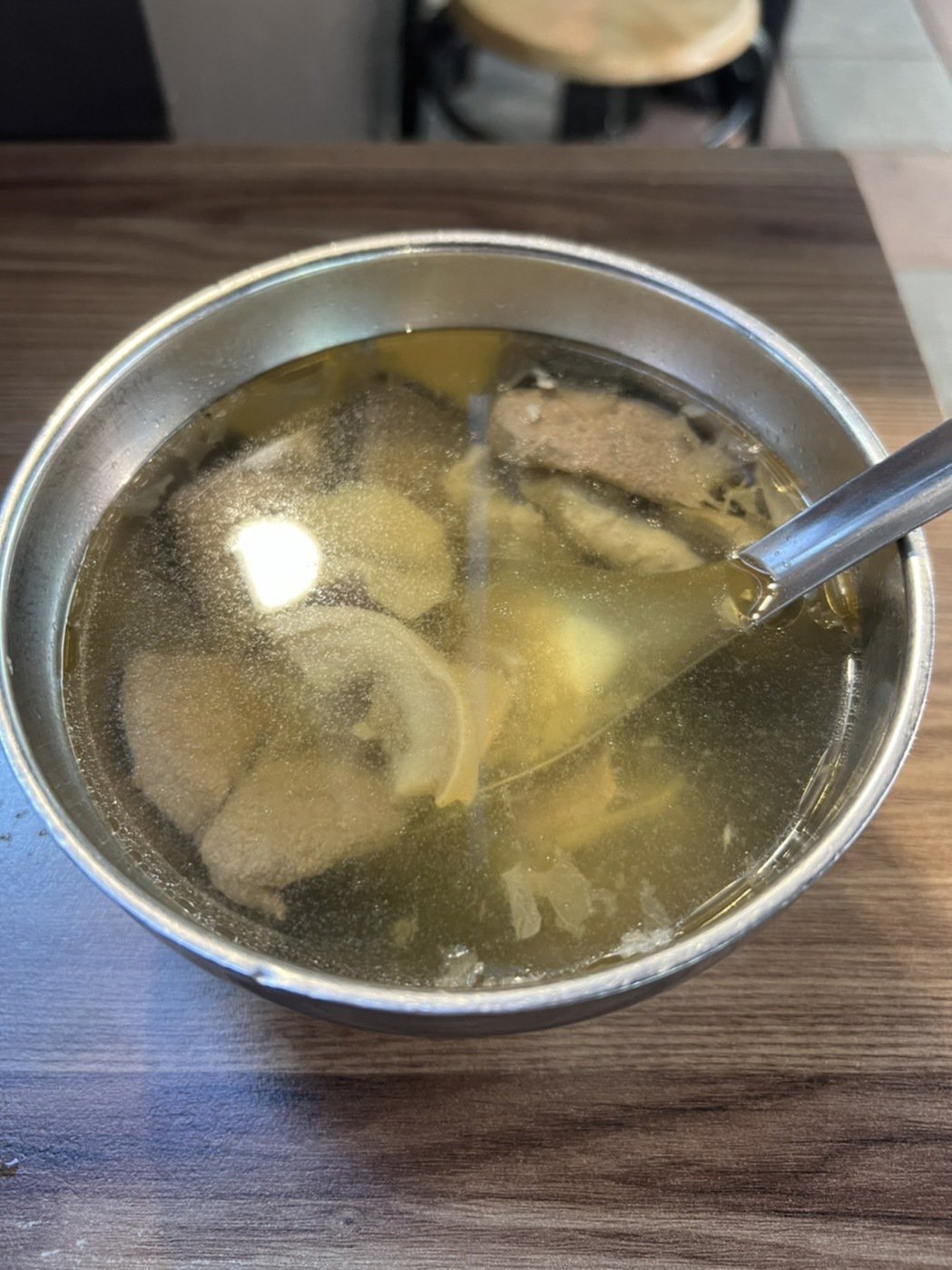 豬肝榮仔用冬菜來控制湯頭味道的濃淡,豬肝夠嫩。圖/黃冠華提供