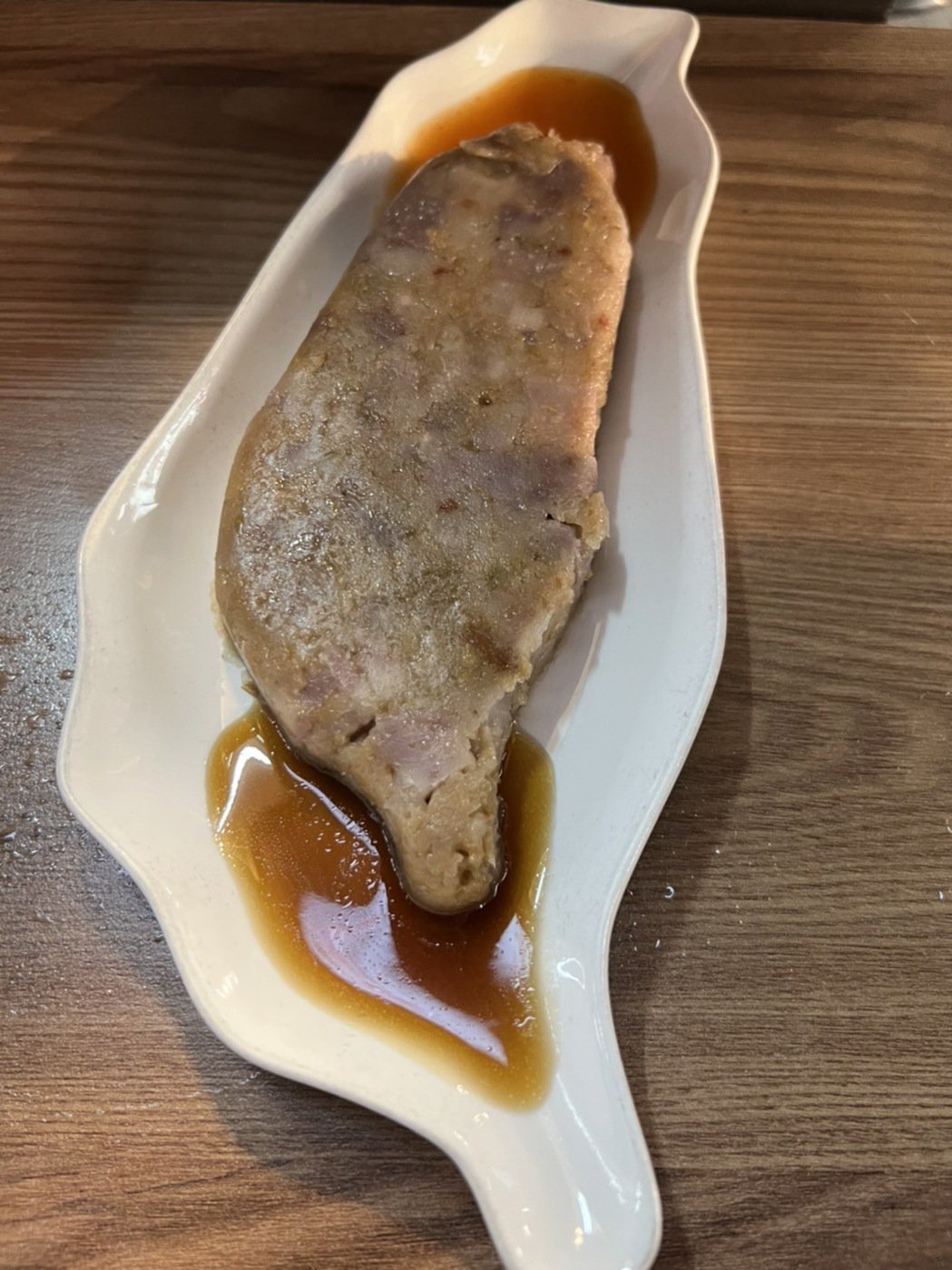 台灣特色的芋頭糕只有寧夏夜市的豬肝榮仔本店才有,很受觀光客的歡迎。圖/黃冠華提供