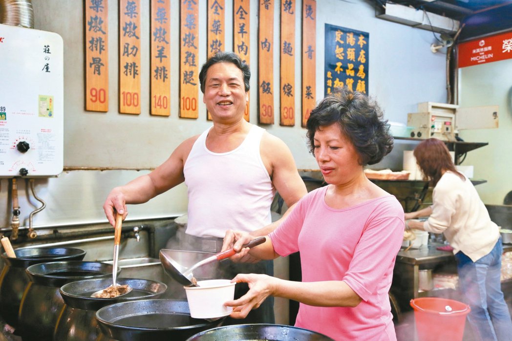 「海友十全排骨」第二代老闆蔡松田與妻子攜手打拚。聯合報資料照片