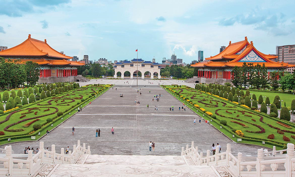  中正紀念堂特色景觀豐富，如民主大道兩旁的花壇紅綠植栽相互輝映，鮮亮討喜。（攝影：林煒凱）